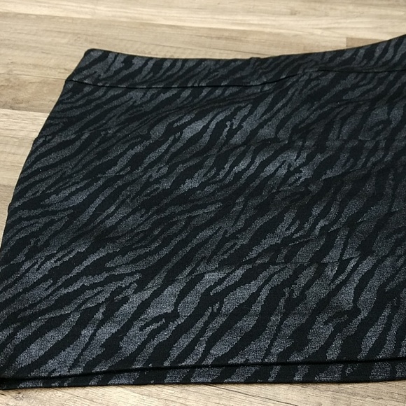*NWT* Express Skirt - Picture 3 of 8